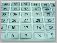 (38/46): Tabliczki z numerem do mocowania na klucznicy, szafkach z przegrodami, wieszakach.